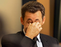 La mise en cause de Nicolas Sarkozy au sein de son propre parti a de quoi lui donner le mal de tête. 

		(Photo : AFP)