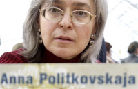 La journaliste Anna Politkovskaïa, le 17 mars 2005, à la foire du livre de Leipzig.  

		(Photo: AFP)