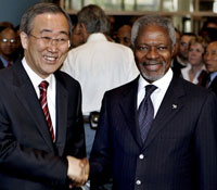 Poignée de mains entre Kofi Annan (à droite), l'actuel secrétaire général de l'Onu et Ban Ki-moon, qui lui succédera à partir du 1er janvier 2007. 

		(Photo : AFP)