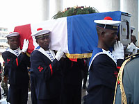 Des officiers de la marine nationale congolaise transportent la dépouille de l'explorateur français, fondateur de Brazzaville, à l'intérieur du mausolée. &#13;&#10;&#13;&#10;&#9;&#9;(Photo: Pauline Simonet/RFI)