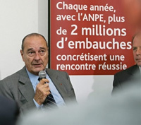 Jacques Chirac, en 2005, dans une ANPE à Lyon. 

		(Photo : AFP)