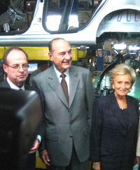 Le couple Chirac, avec le PDG de PSA, a toujours été fidèle aux Peugeot-Citroën. &#13;&#10;&#13;&#10;&#9;&#9;(Photo : Florent Guignard/RFI)