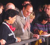 Jacques Chirac, entouré de journalistes, devant la sépulture du quatrième empereur de la dynastie Han. &#13;&#10;&#13;&#10;&#9;&#9;(Photo : Florent Guignard/RFI)