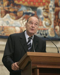 Le président Jacques Chirac, mardi 10 octobre, lors du Conseil économique et social : «<em>Il ne sera plus possible de modifier le code du travail sans que les partenaires sociaux aient été mis en mesure de négocier sur le contenu de la réforme engagée</em>». 

		(Photo : AFP)