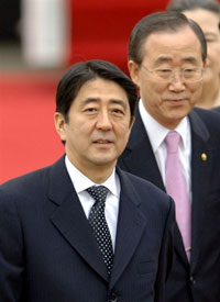 L'essai nucléaire nord-coréen a perturbé lundi la visite du Premier ministre japonais Shinzo Abe (à gauche) en Corée du Sud. Il avait été accueilli à son arrivée par Ban Ki-Moon (à droite), ministre coréen des Affaires étrangères et futur secrétaire général des Nations unies. 

		(Photo : AFP)