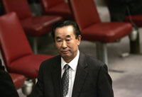 Pak Gil Yon, l'ambassadeur de Corée du Nord aux Nations unies, sort de la réunion du Conseill de sécurité après le vote à l'unanimité de la résolution 1718. 

		(Photo : AFP)