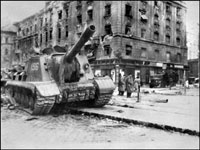 12 novembre 1956 : un char soviétique dans les rues de Budapest. Seize ans après la chute du communisme, la droite refuse toujours de commémorer la fête nationale du 23 octobre avec la gauche. 

		(Photo : AFP)