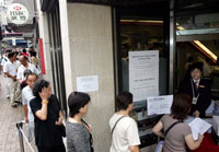 Près de 48,5 milliards de titres sont mis en vente. Des Chinois ont fait la queue toute la semaine pour s'arracher les bulletins de souscription. 

		(Photo : AFP)