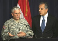 Le général George Casey (à gauche), commandant en chef des forces américaines en Irak et Zalmay Khalilzad, ambassadeur des Etats-Unis en Irak, lors d'une conférence de presse ce mardi à Bagdad. 

		(Photo : AFP)