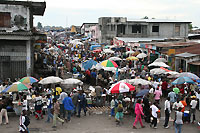 Kinshasa, quartier de Matonge. Si un calme apparent règne sur la ville, la méfiance est de mise entre les candidats.  &#13;&#10;&#13;&#10;&#9;&#9;(Photo: Valérie Hirsch/RFI)