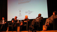 Les procureurs des cinq tribunaux internationaux débattent des limites de leur mandat, lors d’une table ronde à La Haye, le 6 octobre 2006. 

		(Photo: Stéphanie Maupas/RFI)