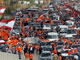 L'annulation du meeting pour cause de mauvais temps n'a pas empêché des milliers de partisans du général Aoun de se rassembler dimanche à l'entrée nord de Beyrouth. 

		(Photo : AFP)