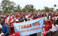 Une foule compacte s'est rendue dès samedi matin à l'aéroport de Toamasina (ex-Tamatave), pour accueillir Pierrot Rajaonarivelo, l'opposant au président malgache Marc Ravalomanana. 

		(Photo : AFP)