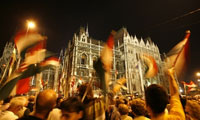 Manifestation de la Fidesz, principale formation de l'opposition de droite devant le Parlement hongrois, le 1er octobre 2006. 

		(Photo: AFP)