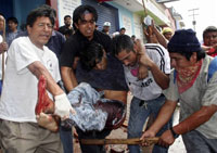 Les affrontements entre les forces de l’ordre et les manifestants à Oaxaca ont fait trois morts et onze blessés dans la nuit de vendredi. 

		(Photo : AFP)