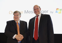 Didier Lombard PDG de France Télécom (à g.) avec Steve Ballmer, le directeur général de Microsoft. 

		(Photo: AFP)