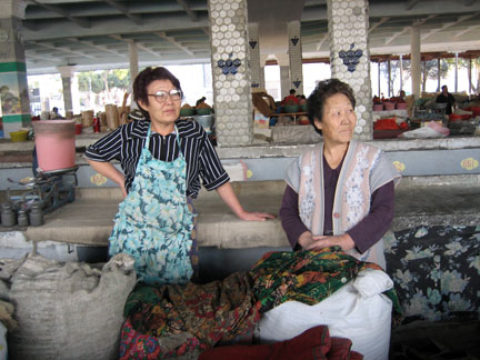 Femmes coréennes vendant du riz sur le bazar de Samarcande. Leurs familles ont été déportées par Staline dans les années 40, d’abord vers le Kazakhstan, puis vers l’Ouzbékistan. Aujourd’hui, elles se disent Ouzbekes et ne parlent quasiment plus la langue coréenne. &#13;&#10;&#13;&#10;&#9;&#9;(Photo: Nathalie Tourret/RFI)