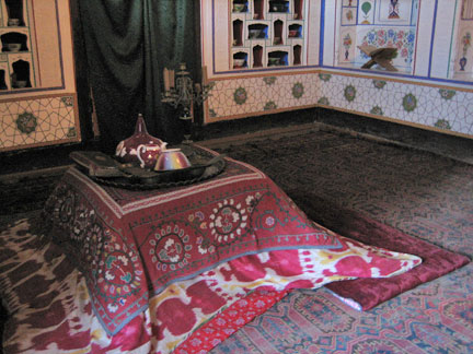Dans les maisons ouzbekes, le sol est recouvert de tapis. &#13;&#10;&#13;&#10;&#9;&#9;(Photo: Nathalie Tourret/RFI)