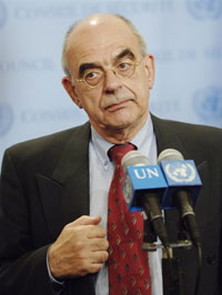 L'émissaire spécial de l'Onu au Soudan, Jan Pronk, dont Khartoum a décidé l'expulsion, est en route pour New York. Mais il reste en fonction jusqu'à nouvel ordre, selon le porte-parole du secrétaire général des Nations unies. 

		(Photo : AFP)