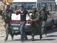Des soldats arrêtent un jeune palestinien, vendredi, au checkpoint de Qalandia. &#13;&#10;&#13;&#10;&#9;&#9;(Photo: Karim LEBHOUR/ RFI)