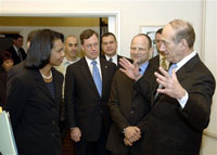 Condoleezza Rice (à gauche) écoute le Premier ministre israélien, Ehud Olmert (à droite), à Jérusalem. 

		(Photo : AFP)