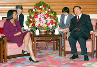 La secrétaire d'Etat américaine Condoleezza Rice et l'ancien ministres des Affaires étrangères chinois, Tang Jiaxuan, le 20 octobre 2006. 

		(Photo : AFP)