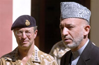 Le président afghan, Hamid Karzaï, et le chef de la Force internationale en Afghanistan, David Richards. Le président Karzaï a lancé ce lundi 23 octobre un appel «<em>aux musulmans du monde entier</em>» à&nbsp;aider l'Afghanistan à «<em>se débarrasser du terrorisme</em>». 

		(Photo : AFP)