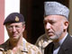 Le président afghan, Hamid Karzaï, et le chef de la Force internationale en Afghanistan, David Richards. Le président Karzaï a lancé ce lundi 23 octobre un appel «<em>aux musulmans du monde entier</em>» à&nbsp;aider l'Afghanistan à «<em>se débarrasser du terrorisme</em>». 

		(Photo : AFP)