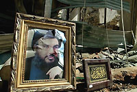 Un portrait d'Hassan Nasrallah trône dans un magasin détruit du centre de Beyrouth. L'économie libanaise tarde à redémarrer. 

		(Photo: AFP)