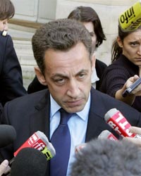 Nicolas Sarkozy s'explique à la sortie d'une réunion sur la sécurité et les transports publics à Matignon. 

		(Photo : AFP)