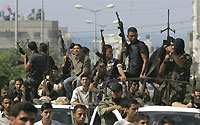 Des membres de la Sécurité nationale palestinienne, placés sous l'autorité directe de Mahmoud Abbas patrouillent à Gaza, le 2 octobre 2006. 

		(Photo: AFP)