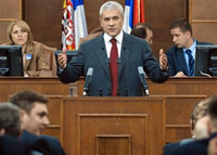 Boris Tadic, le président serbe, au Parlement de Belgrade samedi soir, annonce la nouvelle Constitution qui réaffirme la souveraineté serbe sur le Kosovo. 

		(Photo: AFP)