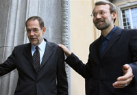Javier Solana, diplomate en chef de l'Union européenne (à gauche) a jugé «intéressante» la proposition iranienne et continue ses contacts avec Ali Larijani, le négociateur en chef iranien (à droite).  

		(Photo: AFP)
