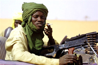 Un rebelle du Mouvement pour la justice et l'égalité, le MJE soudanais, qui affirme avoir prêté main forte à l'armée tchadienne en avril dernier. 

		(Photo : AFP)