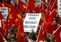 Dimanche dans le centre d'Istanbul, des militants d'un petit parti de gauche turc ont manifesté contre le projet de loi français, brandissant des banderoles et clamant «<em>France stop! Le boycott arrive</em>» et «<em>Le génocide est un mensonge</em>». 

		(Photo : AFP)