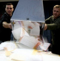 Ouverture des urnes, le 1er octobre, à Sarajevo. A l'occasion de ce vote, les partis nationalistes «traditionnels» ont largement perdu la main. 

		(Photo: AFP)