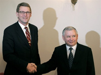 Le Premier ministre polonais Jaroslaw Kaczynski (à d.) et le Premier ministre Matti Vanhanen (à g.) pour qui le sommet d'Helsinki est une chance pour la coopération russo-européenne mais la Pologne oppose son veto. 

		(Photo : AFP)