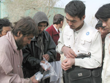 Depuis 2 mois Médecins du monde distribue des kits d’injections aux consommateurs d’héroïne dans les rues de Kaboul. 

		(Photo : Anne Le Troquer/RFI)