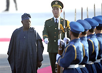 L'arrivée du président nigérian Olusegun Obasanjo à Pékin, le 3 novembre 2006. 

		(Photo: AFP)