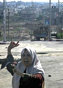 Cette Palestinienne manifeste devant les bulldozers et chars israéliens, à Beït Hanoun, le 3 novembre 2006. &#13;&#10;&#13;&#10;&#9;&#9;(Photo: AFP)