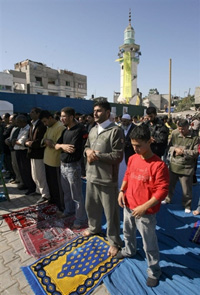 Les Palestiniens ont participé aux prières du vendredi à côté de la mosquée de Beit Hanoun qui a été détruite lors d'une attaque israélienne ce mercredi 8 novembre. 

		(Photo : AFP)
