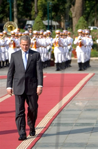 Hanoï a déroulé le tapis rouge pour George Bush. 

		(Photo : AFP)