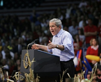 Dans un dernier élan, George W. Bush tente de convaincre le peuple américain afin de conserver la majorité au Congrès. 

		(Photo : AFP)