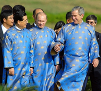 De gauche à droite : le président chinois, Hu Jintao, le président russe, Vladimir Poutine et le président américain George W. Bush ont revêtu un costume traditionnel vietnamien lors de la clôture du sommet de l'Apec à Hanoi. 

		(Photo : AFP)