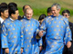 De gauche à droite : le président chinois, Hu Jintao, le président russe, Vladimir Poutine et le président américain George W. Bush ont revêtu un costume traditionnel vietnamien lors de la clôture du sommet de l'Apec à Hanoi. 

		(Photo : AFP)