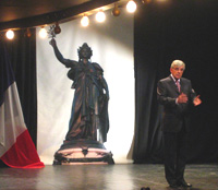 Jean-Pierre Chevènement présente son programme présidentiel sur la scène d’un théâtre parisien. &#13;&#10;&#13;&#10;&#9;&#9;(Photo : Florent Guignard/RFI)