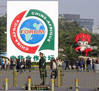 La place Tiananmen à Pékin parée aux couleurs africaines. Le prochain sommet Chine-Afrique se tiendra en 2009 au Caire, en Egypte. 

		(Photo : AFP)