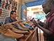 Vente de chaussures confectionnées en Chine dans une échoppe de Kampala en Ouganda. 

		(Photo: AFP)