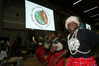 Les danseurs Sarakasi lors de l'ouverture de la conférence sur le climat à Nairobi au Kenya. 

		(Photo : AFP)