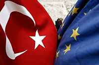 Drapeaux de la Turquie et de l'Union européenne, côte à côte à Ankara, en décembre 2004. 

		(Photo: AFP)